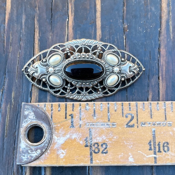 Elegant Black and Silver Filigree Mourning Brooch - Picture 3 of 4